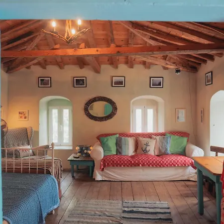 Vintage Stone-built Country In Richea Chalet