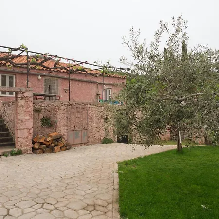 Vintage Stone-built Country In Richea *