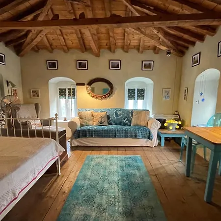 Vintage Stone-built Country In Richea *